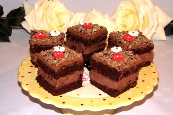 Kakaowe ciasto z nutką piernikową , kremem czekoladowym i wiśniami .