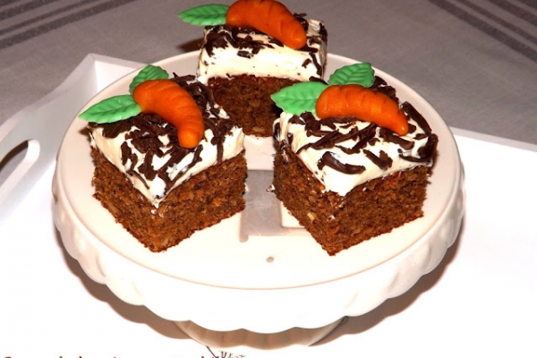 Hinduskie ciasto marchewkowe z kremem mascarpone .