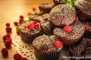 Pełnoziarniste muffiny czekoladowe z malinami