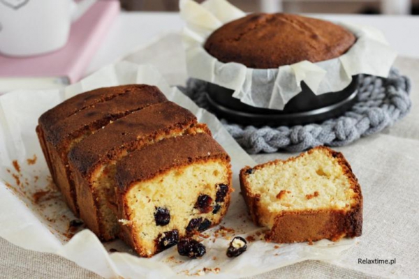 Babka jogurtowa z żurawiną