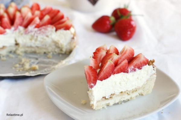 Tarta z kremem i truskawkami
