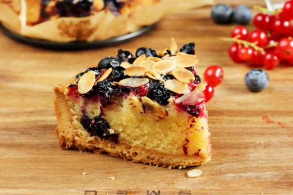 Tarta migdałowa z porzeczkami i borówkami