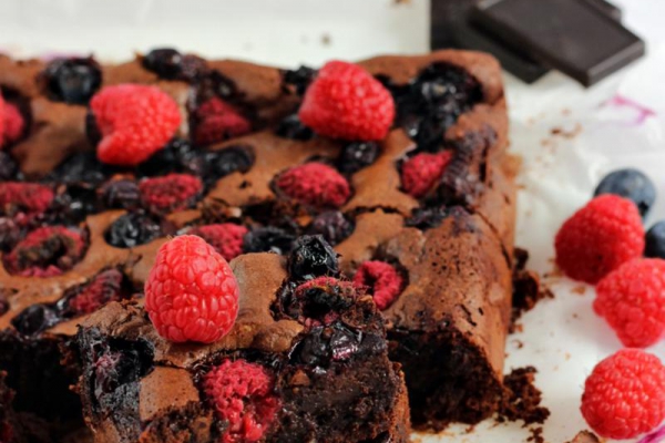 Migdałowe brownie z malinami