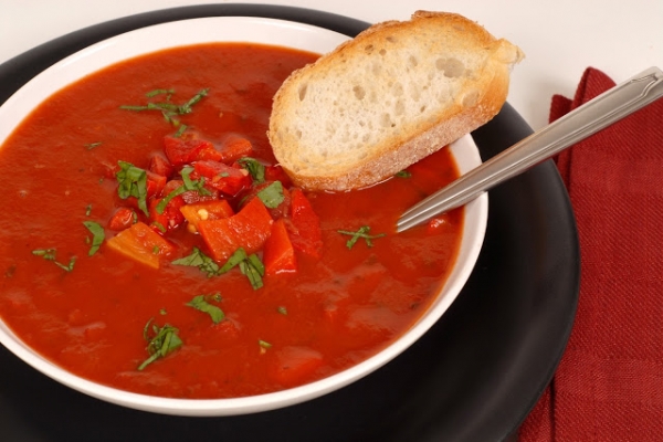Pikantna hiszpańska zupa pomidorowa