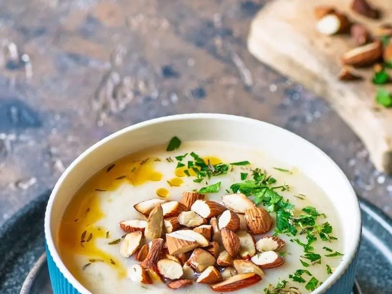 Zupa krem kalafiorowy z prażonymi migdałami