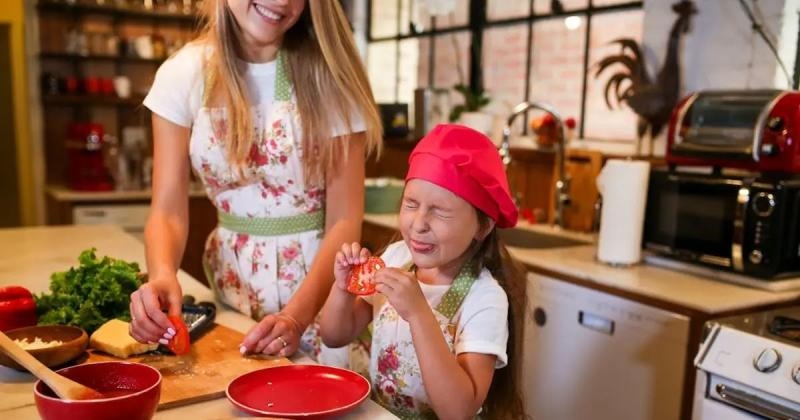 Jak odkrywać nowe smaki razem z dzieckiem? Kuchenny poradnik