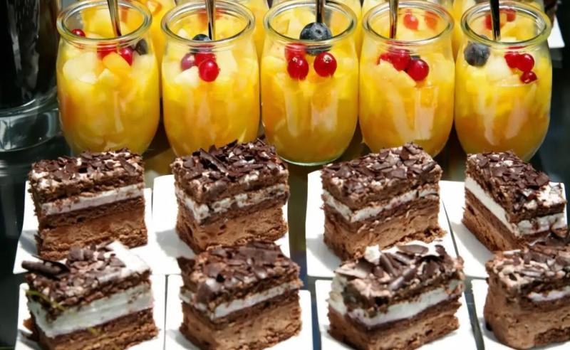 Słodki stół na imprezę – jak przygotować i zapakować desery, żeby wyglądały dobrze do końca