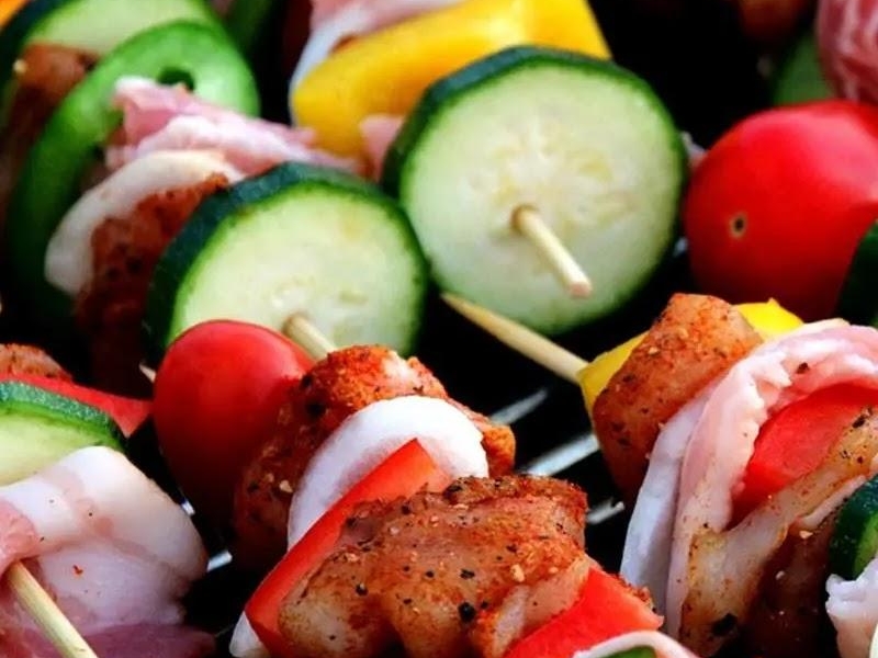 Impreza firmowa z grillem – organizacja od strony technicznej