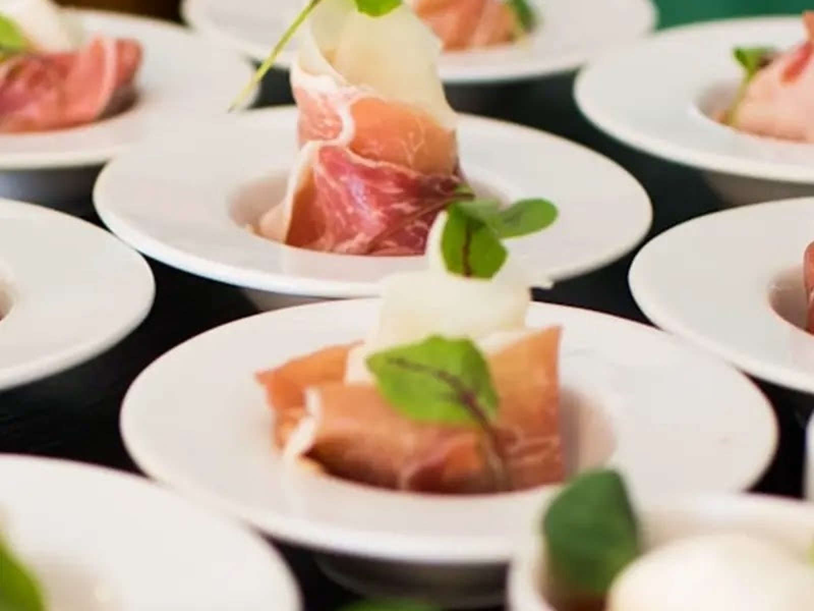 Organizujesz przyjęcie firmowe? Zobacz, jakie finger food warto wybrać