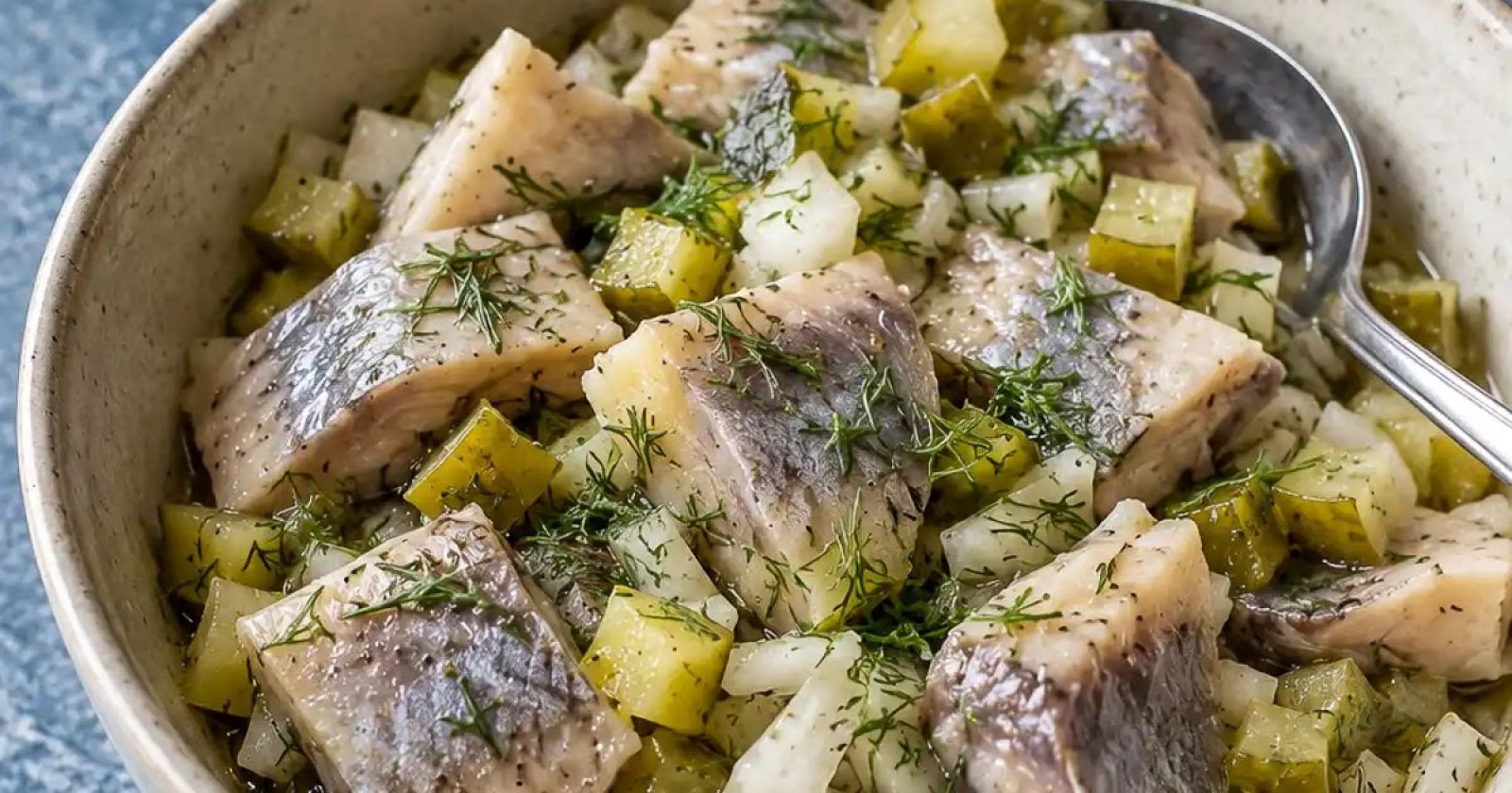 Śledzie po żydowsku – przepis z ogórkiem kiszonym i czosnkiem
