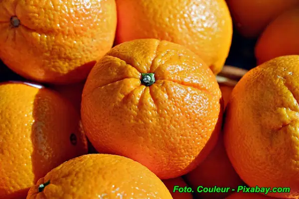 Naturalny napój izotoniczny pomarańczowy.