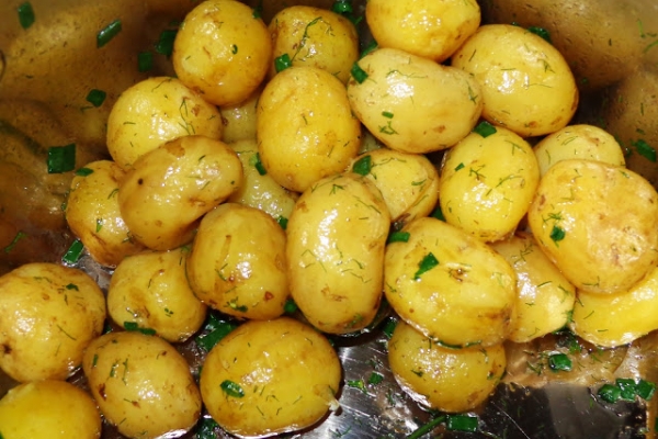 Jak przyrządzić młode ziemniaki na obiad.