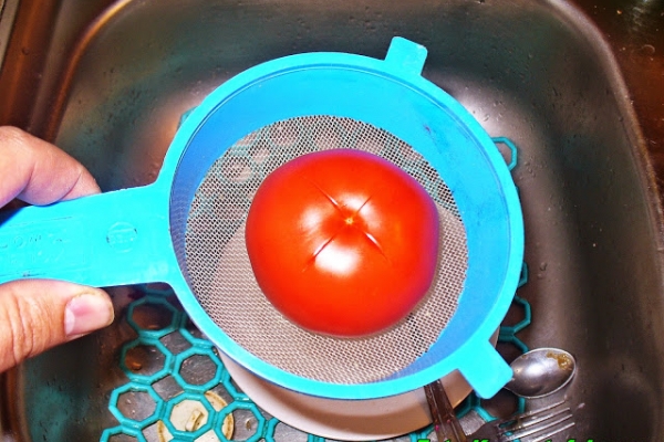 Jak łatwo obrać pomidory ze skórki.