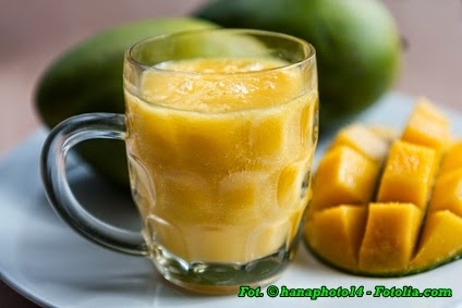 Napój z owoców mango i bananów.