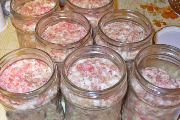 Pyszna domowa kiełbasa w słoikach.