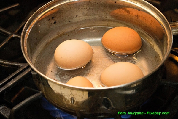 Jak gotować jajka, aby skorupka nie pękała.