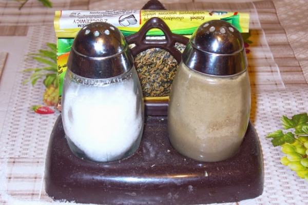 Jak napełnić solniczkę solą nie rozsypując ani grama soli.