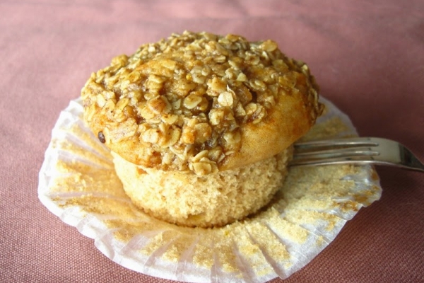 Muffiny jabłkowe z owsiano – miodową posypką