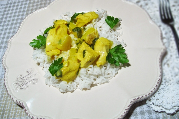 Gotowany kurczak z ananasem, curry i mleczkiem kokosowym