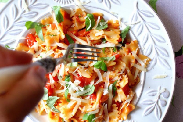 Farfalle z pomidorem i bazylią w (prawie) 5 minut