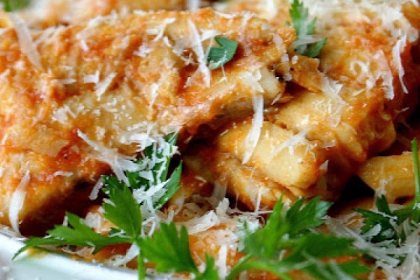 Penne w sosie pomidorowym z marchewką, imbirem i miętą, w towarzystwie dorsza pod pierzynką z parmezanu