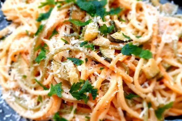 Spaghetti z cukinią i suszoną miętą