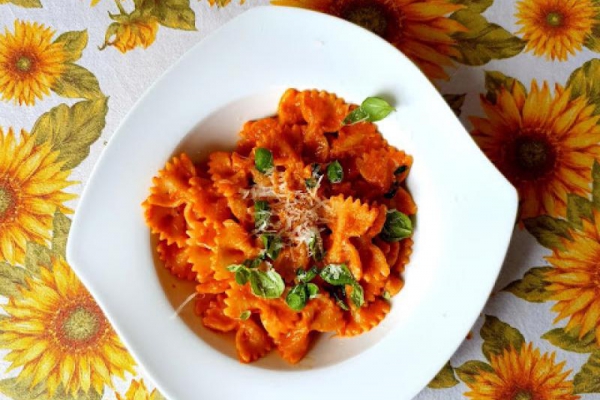 Farfalle z warzywnym sosem na bazie z botwiny i sezonowych warzyw