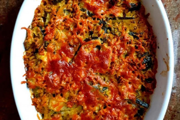 Makaron zapiekany z cukinią i parmezanem w sosie śmietanowym