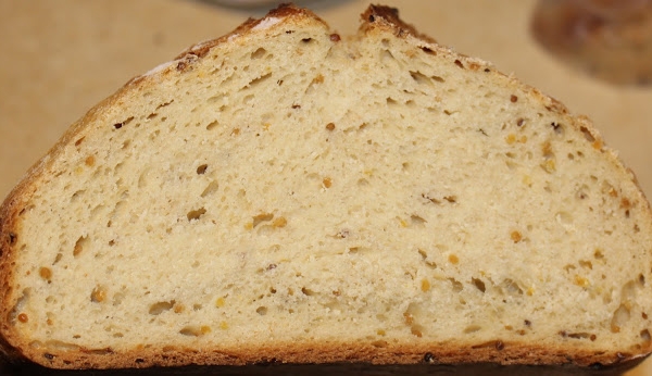 Chleb z musztardą francuską.