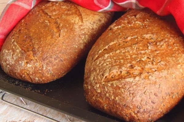 Chleb z paloną mąką ziarnami lnu i sezamu oraz kilka rad odnośnie pieczenia w zaparowanym piekarniku