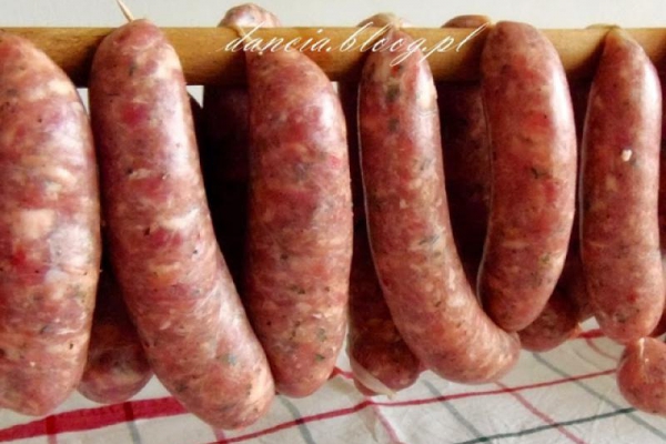 Świąteczna biała kiełbasa z ziołami i papryczką chili