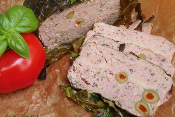 Pieczeń rzymska pieczona w liściach kapusty z kaszą jaglaną i serem mozzarella