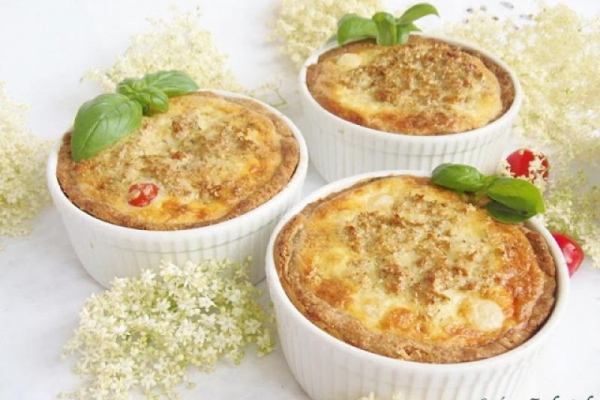 Quiche z kwiatami czarnego bzu
