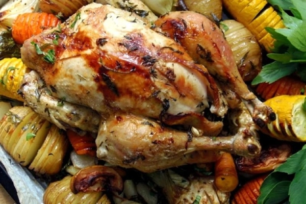 Kurczak zagrodowy pieczony w całości z ziołami, cytryną i warzywami