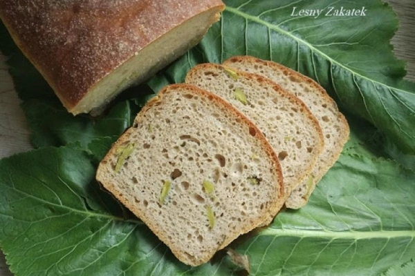 Chleb na zakwasie z zielonym bobem na liściach chrzanu