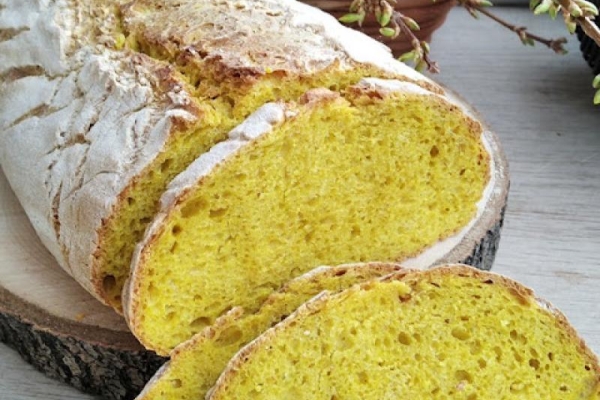 Chleb żytnio-orkiszowy na maślance z kurkumą