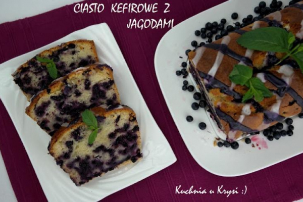 Ciasto kefirowe z jagodami i lukrowaną polewą