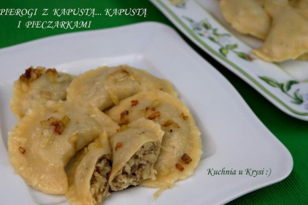 Pierogi z kapustą kiszoną, słodką białą i pieczarkami. Doskonałe również jako delikatna wersja pierogów na danie wigilijne