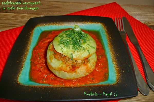 Kalarepka nadziewana warzywami, w sosie pomidorowym