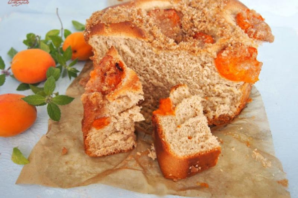 Drożdżówka z morelami i kruszonką