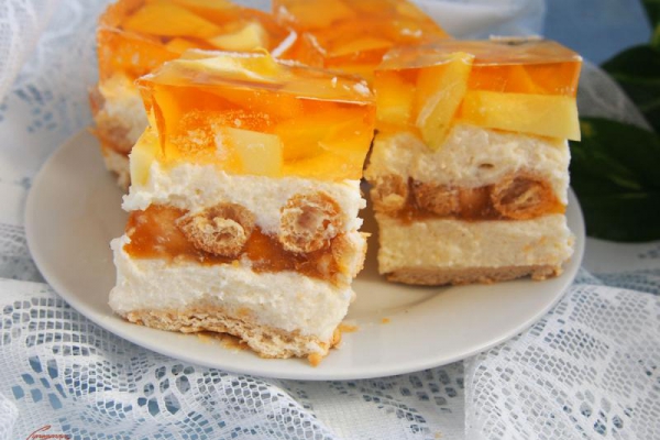 Grysikowe ciasto z owocami bez pieczenia