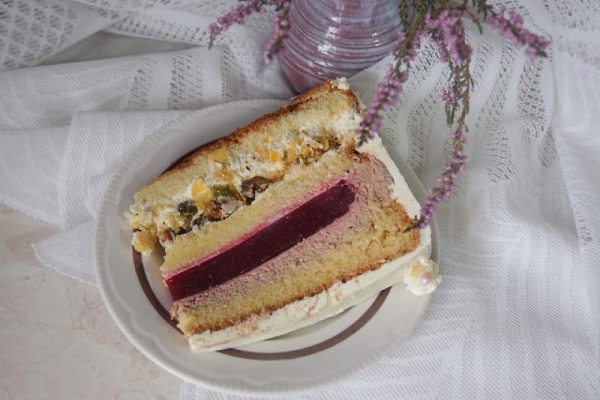 Tort malinowy z pistacjową chrupką