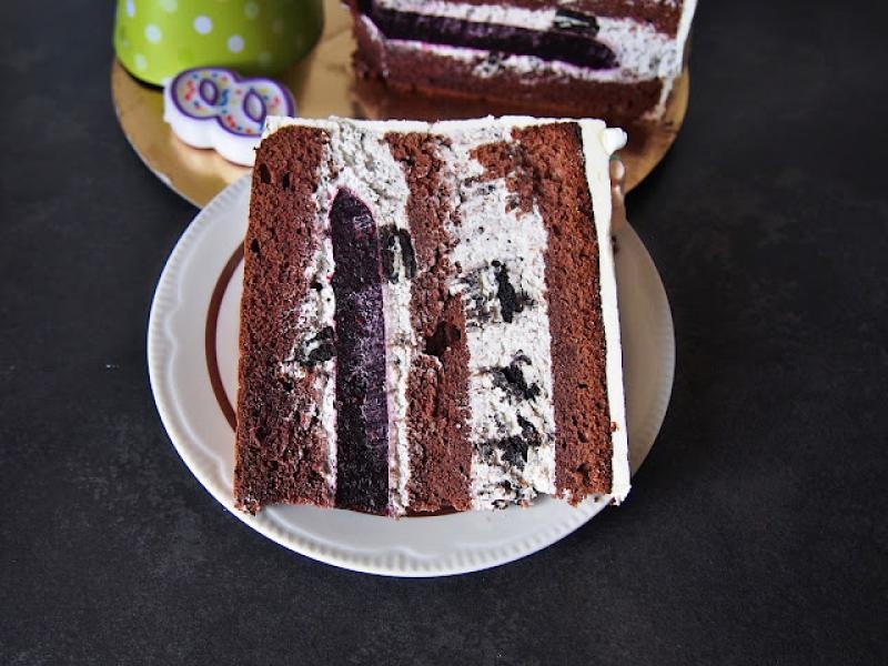 Tort czekoladowy z kremem oreo i żelką o smaku owoców leśnych