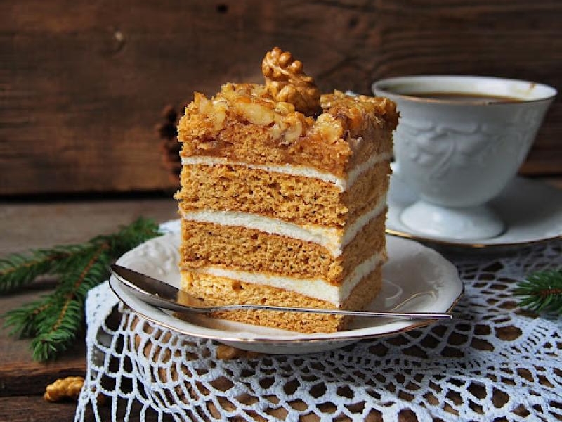 Orzechowy miodownik bez jajek mięciutki, puszysty i elegancki