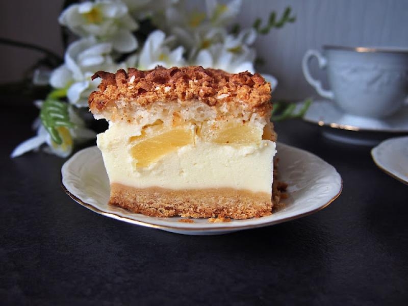 Sernik z ananasem i bezą kokosową – kremowy, puszysty i idealnie wilgotny