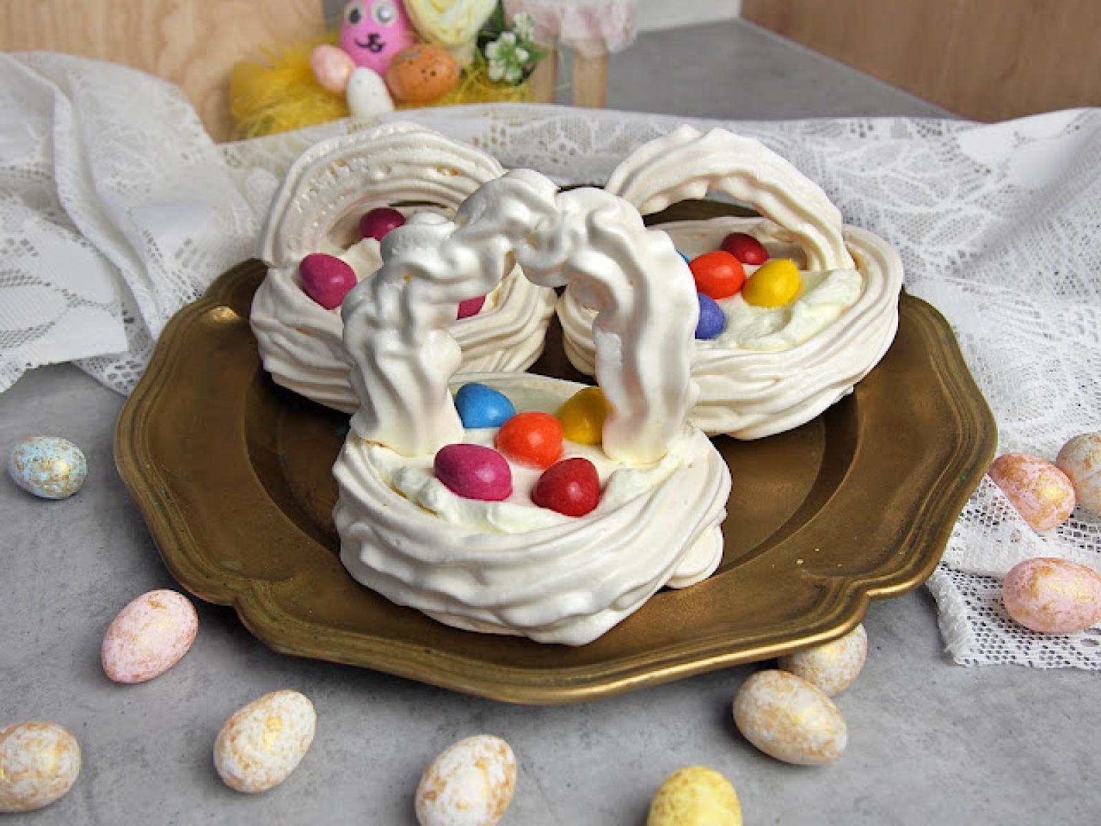 Wielkanocne bezowe koszyczki - prosty i efektowny deser