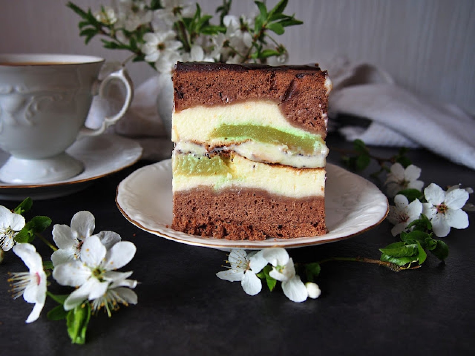 Sernik wiosenny - prosty przepis na efektowne ciasto warstwowe