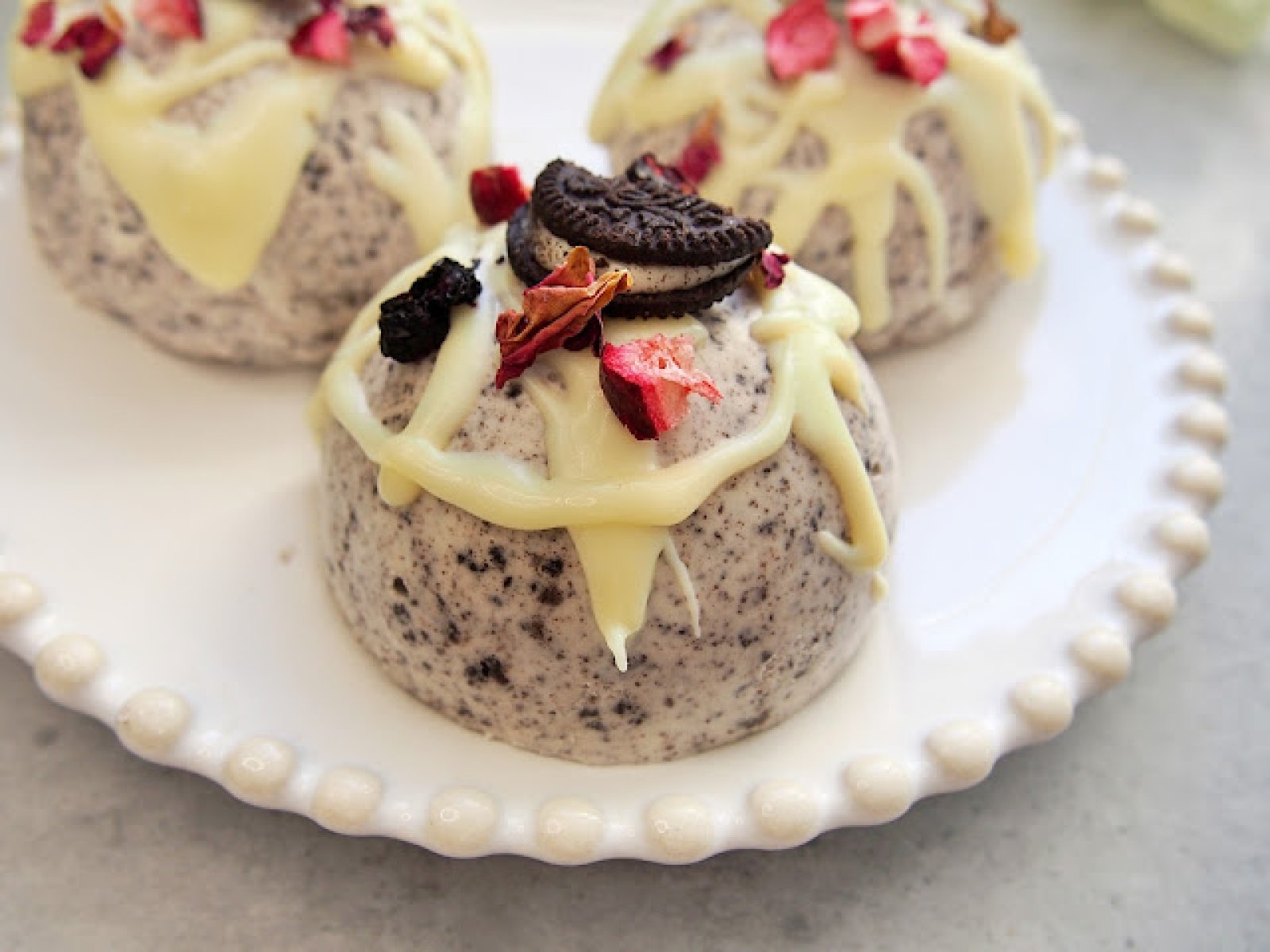 Monoporcje Oreo z owocami leśnymi – efektowny deser bez pieczenia