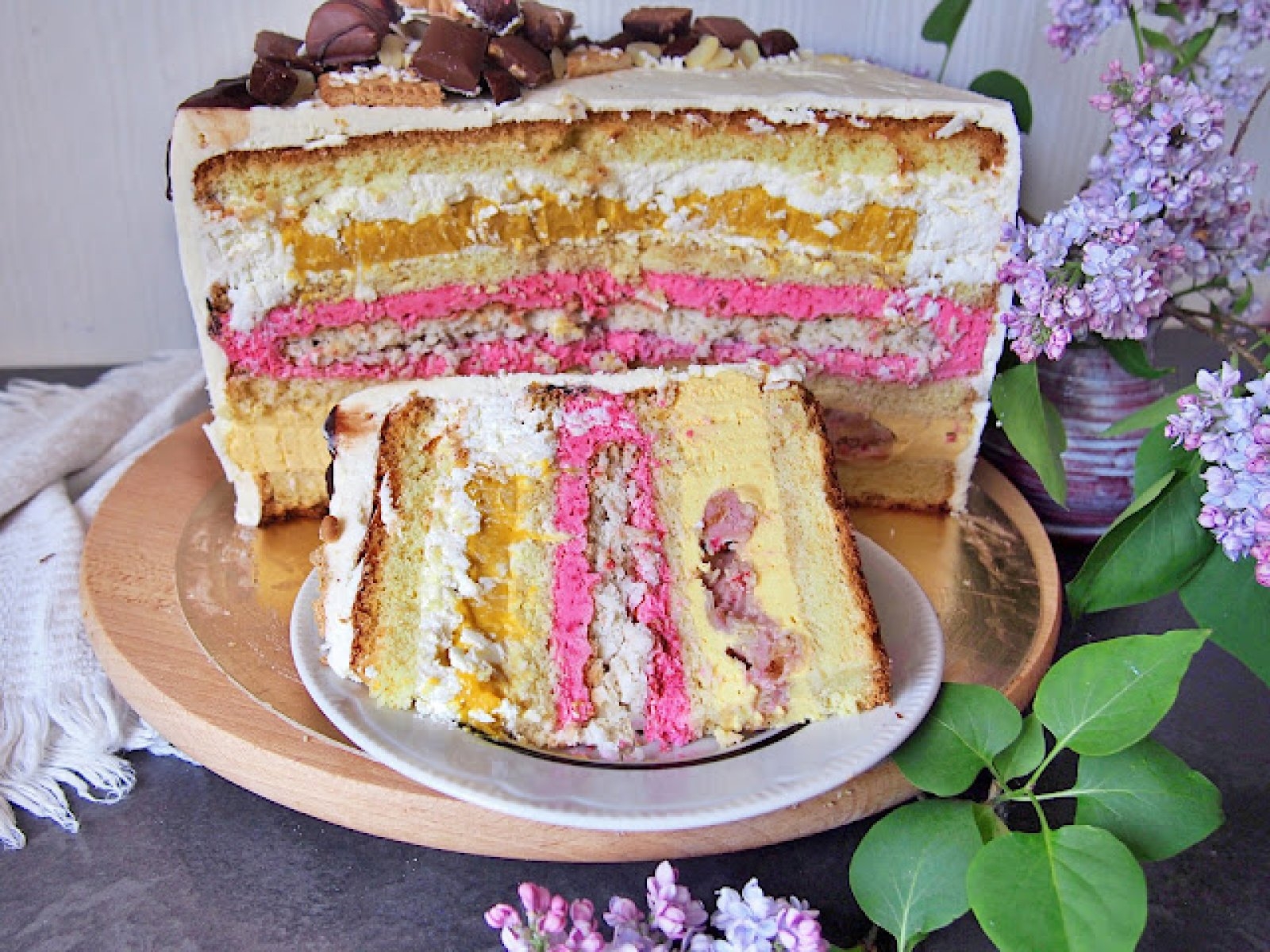 Tort Mango-Malina z Kremem Kokosowym i Chrupką z białej czekolady