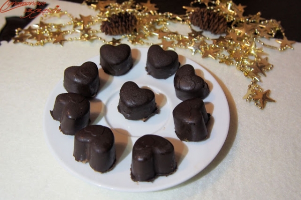 Domowe czekoladki z likierem kawowym lub płatkami chili - idealny pomysł na prezent